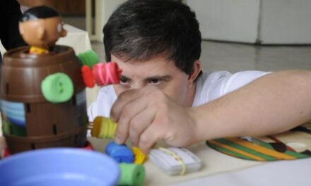 Jornada menor para pai de filho com autismo ou síndrome de Down é aprovada em comissão do Senado