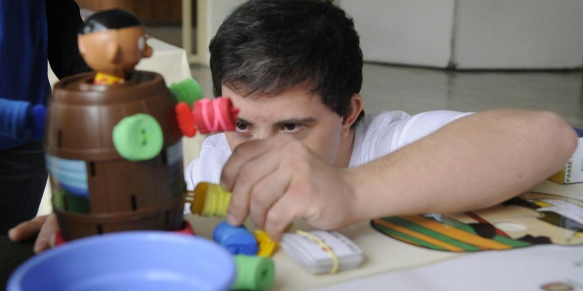 Jornada menor para pai de filho com autismo ou síndrome de Down é aprovada em comissão do Senado