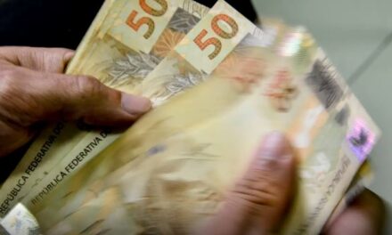 Aposentados do INSS que ganham mais que o mínimo começam a receber 13º