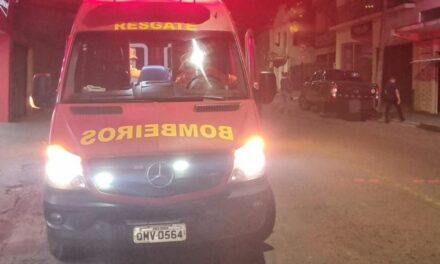 Colisão entre carro e moto deixa mulher ferida na Av. Abílio Machado