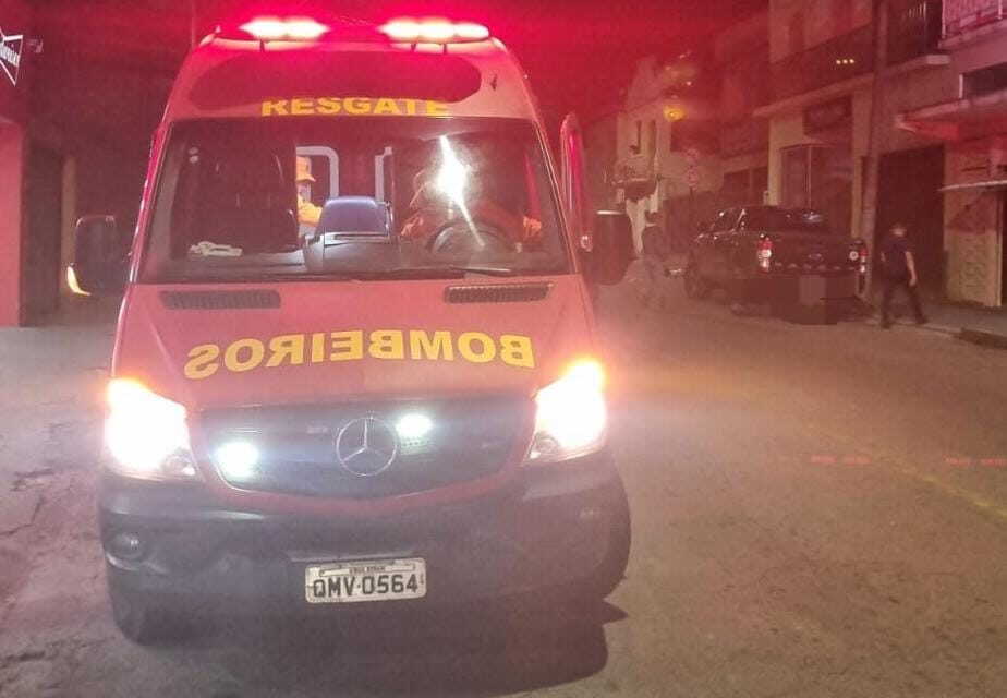 Colisão entre carro e moto deixa mulher ferida na Av. Abílio Machado