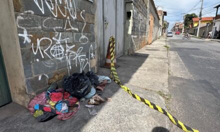 Mãe do bebê encontrado morto em saco de lixo é presa e diz que não queria a criança