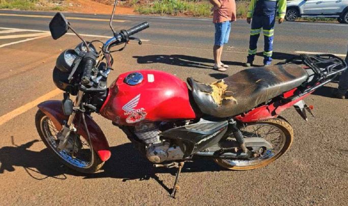 Motociclista de 72 anos acessa rodovia por via rural e morre em acidente