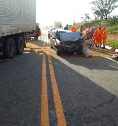 Acidente entre carro e caminhão deixa dois feridos na BR-494, em Oliveira