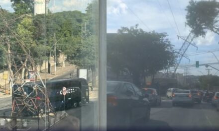 Ônibus derruba torre elétrica em Contagem; apagão é registrado na Grande BH
