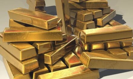 Ouro fecha em alta de mais de 1%, com rebaixamento dos EUA