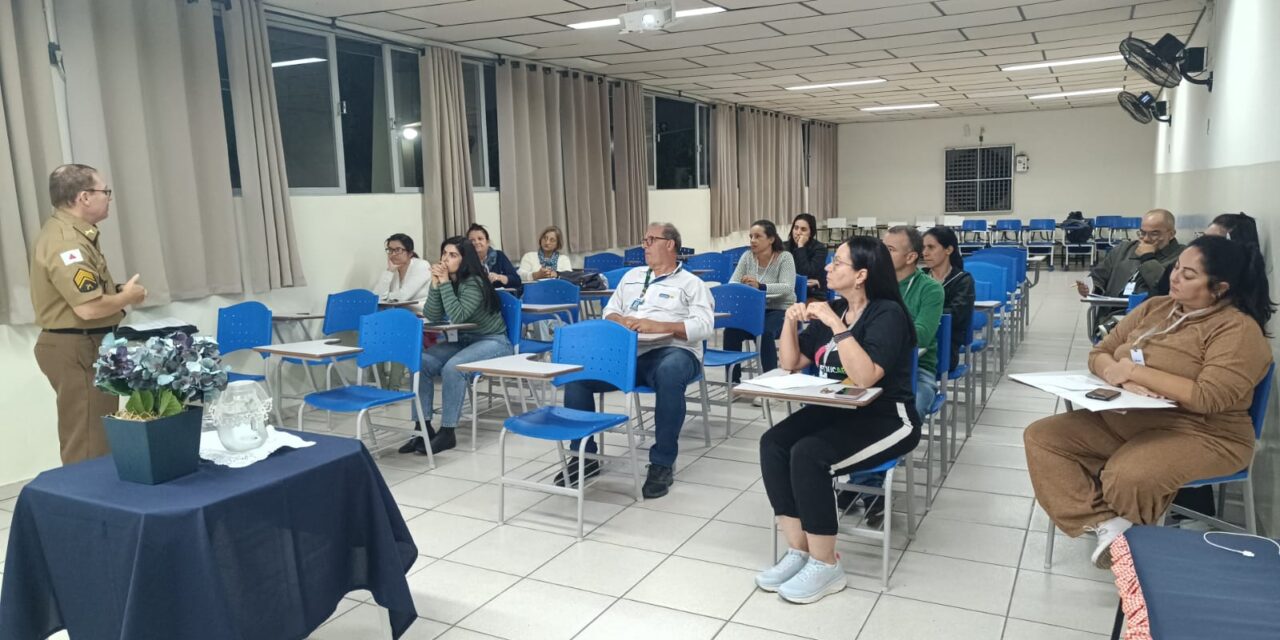 Escola Losango recebe palestra da Policia Militar em parceria com o grupo de apoio “Amor Exigente”, em Formiga