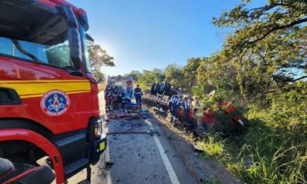 Caminhoneiro morre e passageiro fica ferido após capotamento na MG-423, em Pitangui