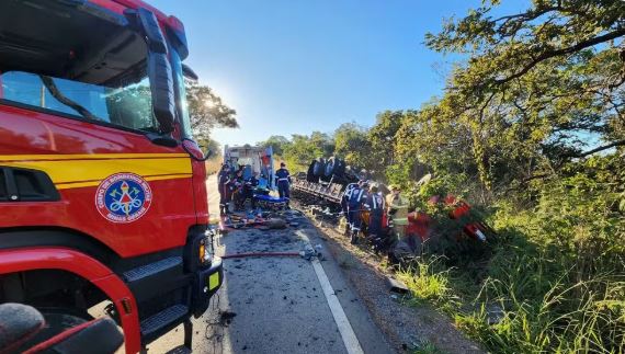 Caminhoneiro morre e passageiro fica ferido após capotamento na MG-423, em Pitangui