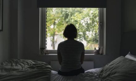 Solidão aumenta risco de morte em mulheres na meia-idade, aponta estudo