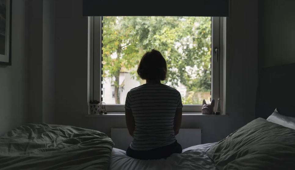 Solidão aumenta risco de morte em mulheres na meia-idade, aponta estudo