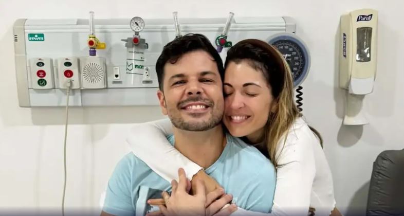 ‘Nada vai parar esse pulmão’, diz esposa de ex-apresentador da Globo após cirurgia contra o câncer