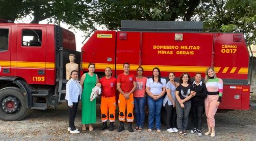 Corpo de Bombeiros ministra treinamento para novos brigadistas na Escola Estadual Yolanda Jovino Vaz, em Arcos