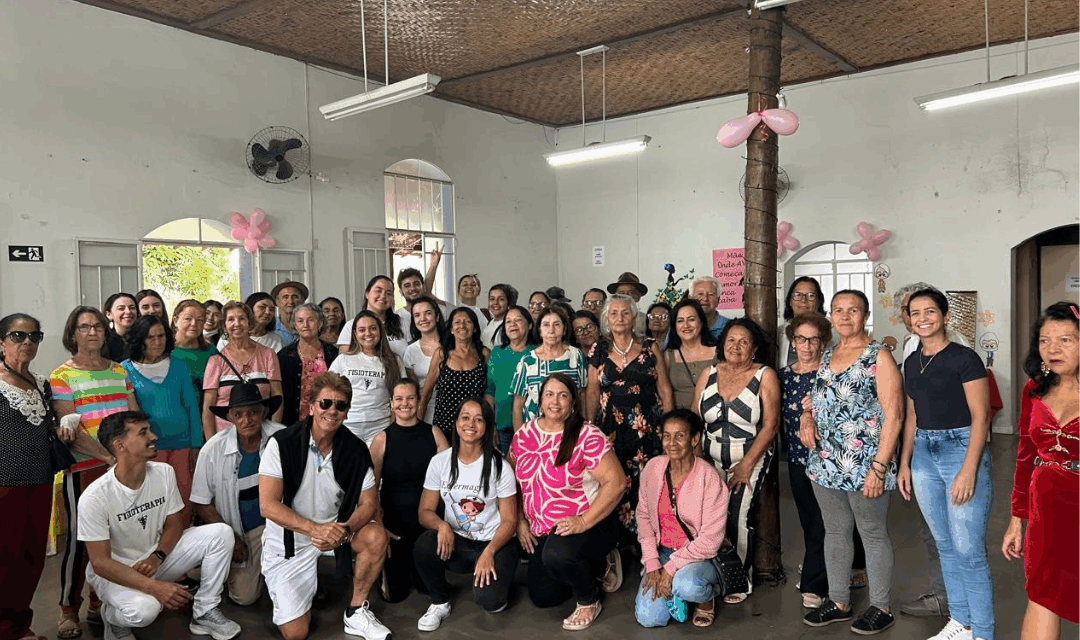 Alunos do Unifor-MG realizaram ação de Dia das Mães no Centro de Convivência do Idoso
