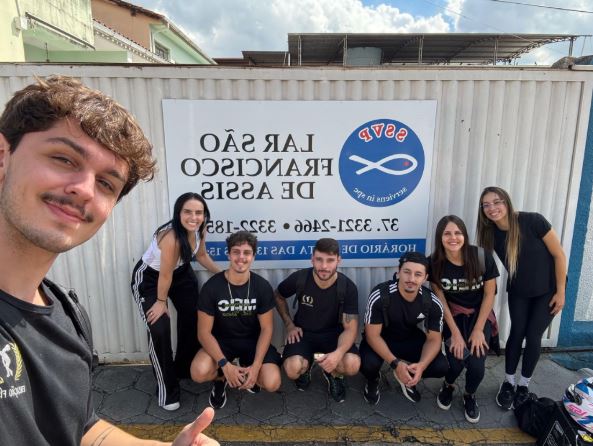 Alunos de educação física do Unifor-MG promoveram ação de saúde no Asilo São Francisco, em Formiga