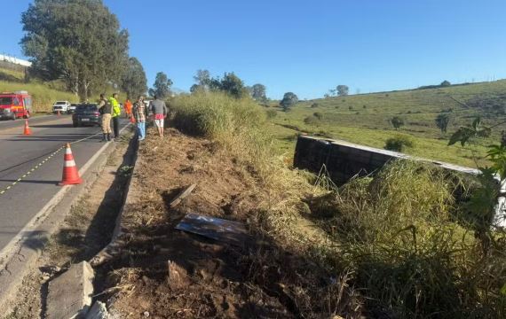 Ônibus de turismo tomba próximo a praça de pedágio e deixa 2 mortos na MGC-491, entre Varginha e Três Corações, MG