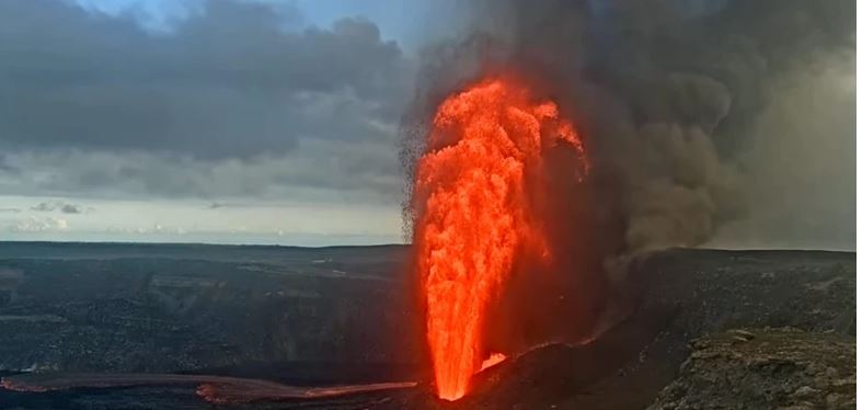 Vulcão Kilauea, no Havaí, entra em erupção e lança lava a 300m de altura
