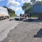 Acidente entre moto e caminhão deixa um morto e uma mulher gravemente ferida na MG-050, em Piumhi