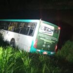 Ônibus cai às margens do Rio Paraibuna e deixa vítimas em Juiz de Fora
