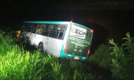 Ônibus cai às margens do Rio Paraibuna e deixa vítimas em Juiz de Fora