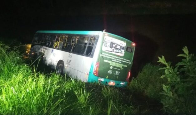 Ônibus cai às margens do Rio Paraibuna e deixa vítimas em Juiz de Fora