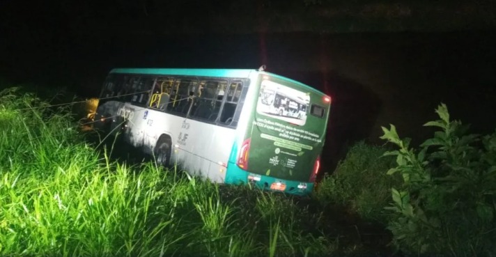 Ônibus cai às margens do Rio Paraibuna e deixa vítimas em Juiz de Fora