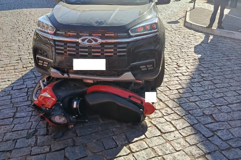 Colisão entre carro e motocicleta deixa duas pessoas feridas em Formiga