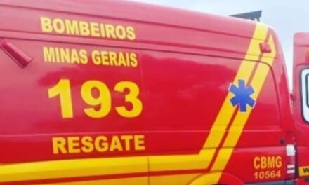 Jovem é socorrido pelos bombeiros após queda da própria altura em Arcos