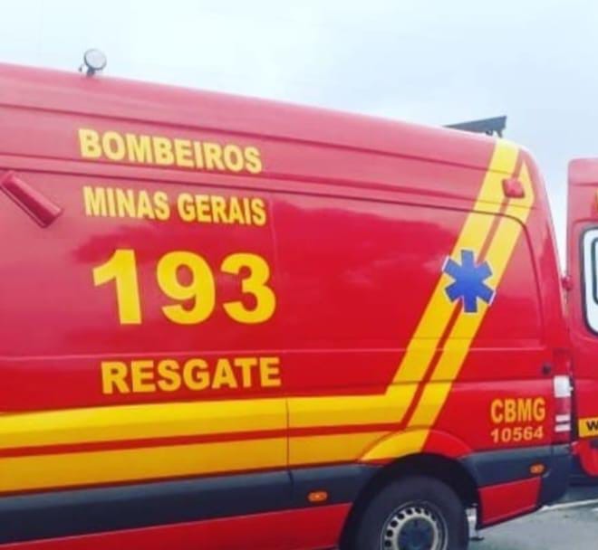 Jovem é socorrido pelos bombeiros após queda da própria altura em Arcos