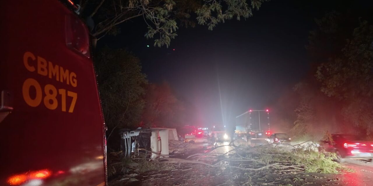 Carreta capota e bate em árvore, em Arcos