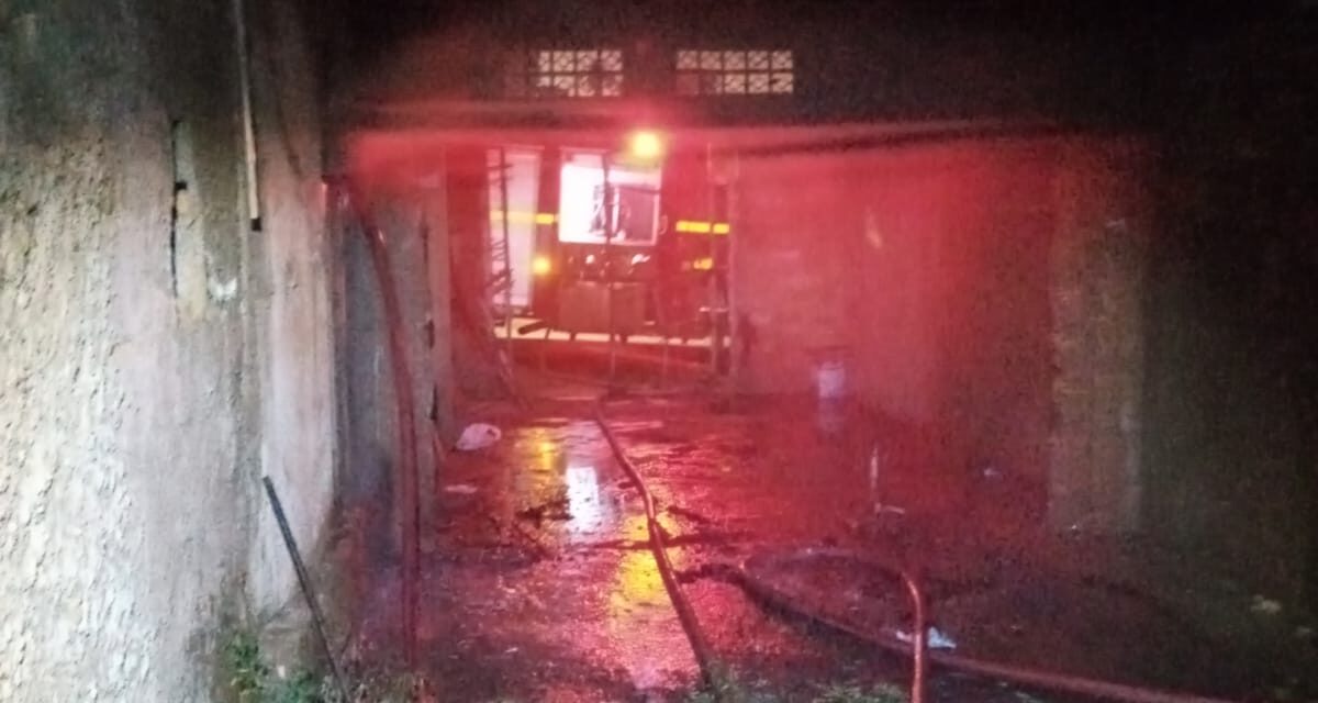 Bombeiros são acionados para combater incêndio em residência, em Arcos