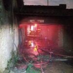Bombeiros são acionados para combater incêndio em residência, em Arcos