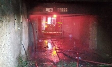Bombeiros são acionados para combater incêndio em residência, em Arcos