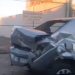Motorista é presa após se chocar contra veículos estacionados em avenida no Centro de Varginha, MG