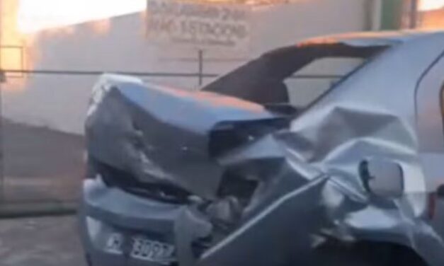Motorista é presa após se chocar contra veículos estacionados em avenida no Centro de Varginha, MG