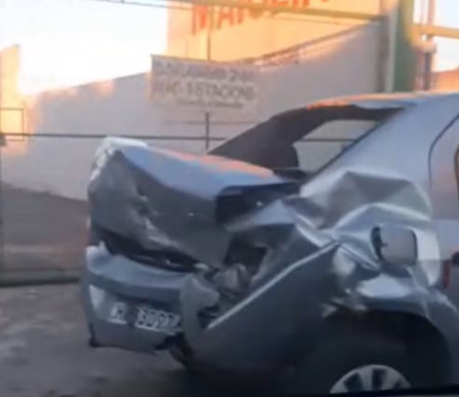 Motorista é presa após se chocar contra veículos estacionados em avenida no Centro de Varginha, MG