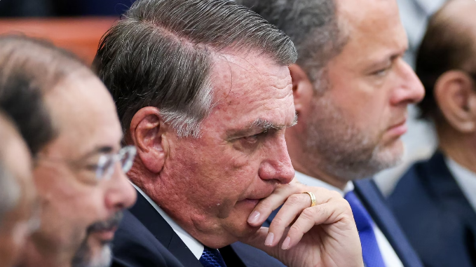 Bolsonaro é alvo de operação da PF e terá que usar tornozeleira eletrônica