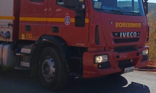 Incêndio em lote vago é controlado pelo Corpo de Bombeiros, em Formiga