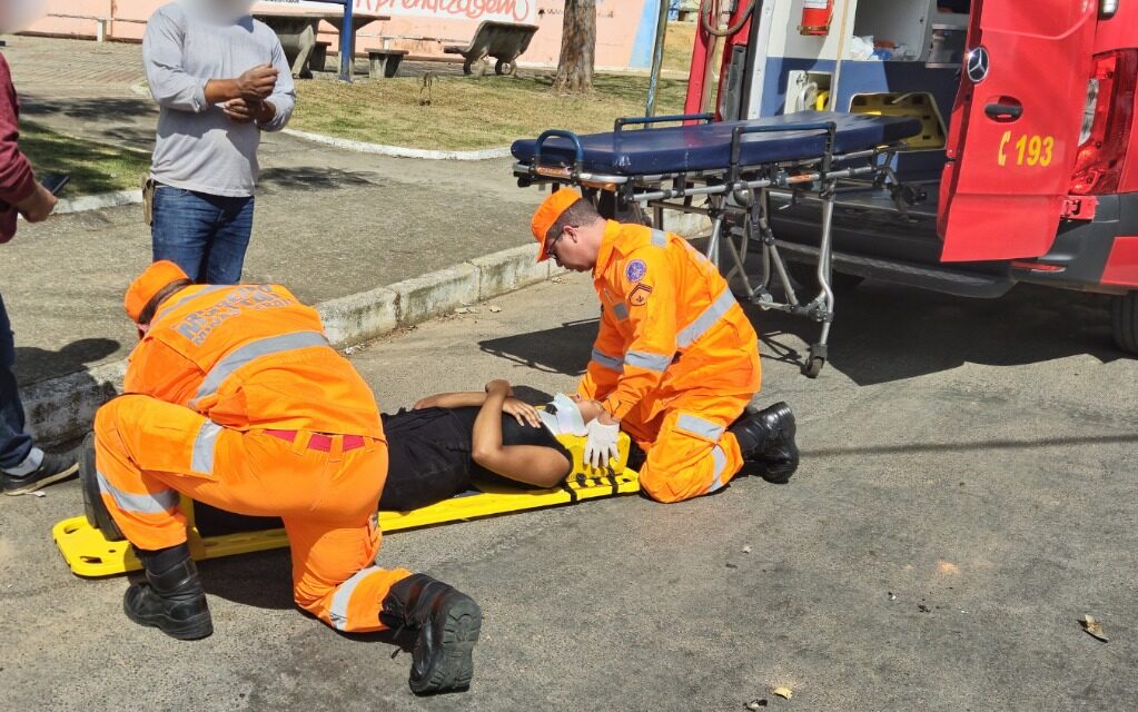 Bombeiros atendem ocorrência de colisão entre carro e moto em Campo Belo