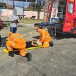 Bombeiros atendem ocorrência de colisão entre carro e moto em Campo Belo