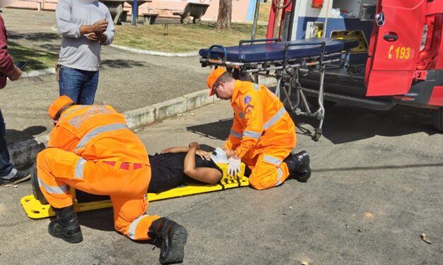 Bombeiros atendem ocorrência de colisão entre carro e moto em Campo Belo