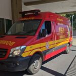 Bombeiros socorrem vítima de queda de altura, em Formiga