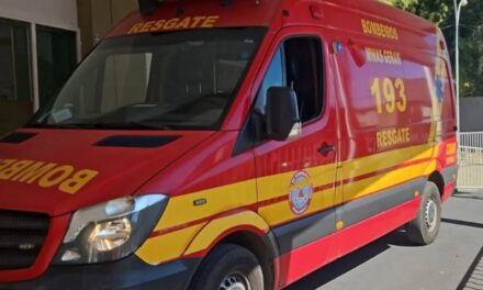 Bombeiros socorrem vítima de queda de altura, em Formiga