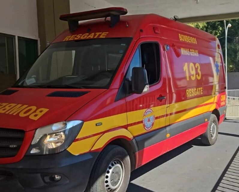 Bombeiros socorrem vítima de queda de altura, em Formiga