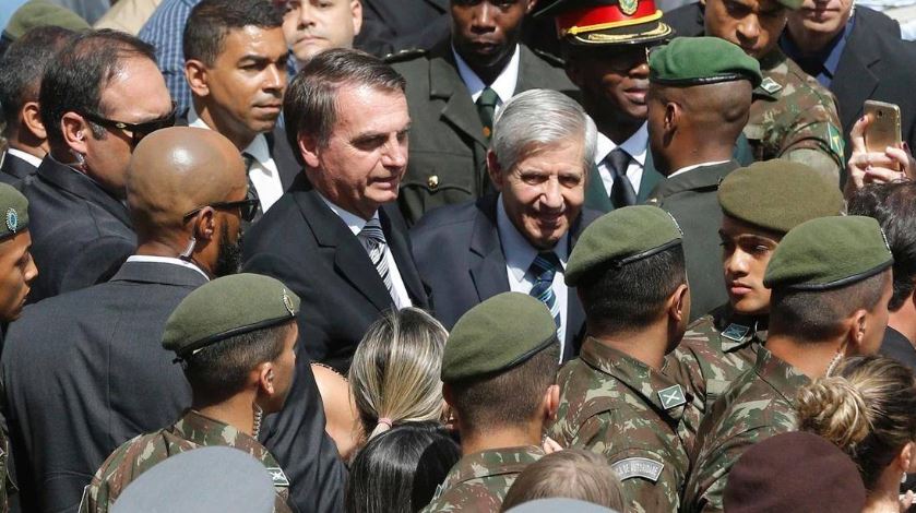 Comandante do Exército alertou Bolsonaro que o prenderia em caso de golpe, diz ex-chefe da FAB