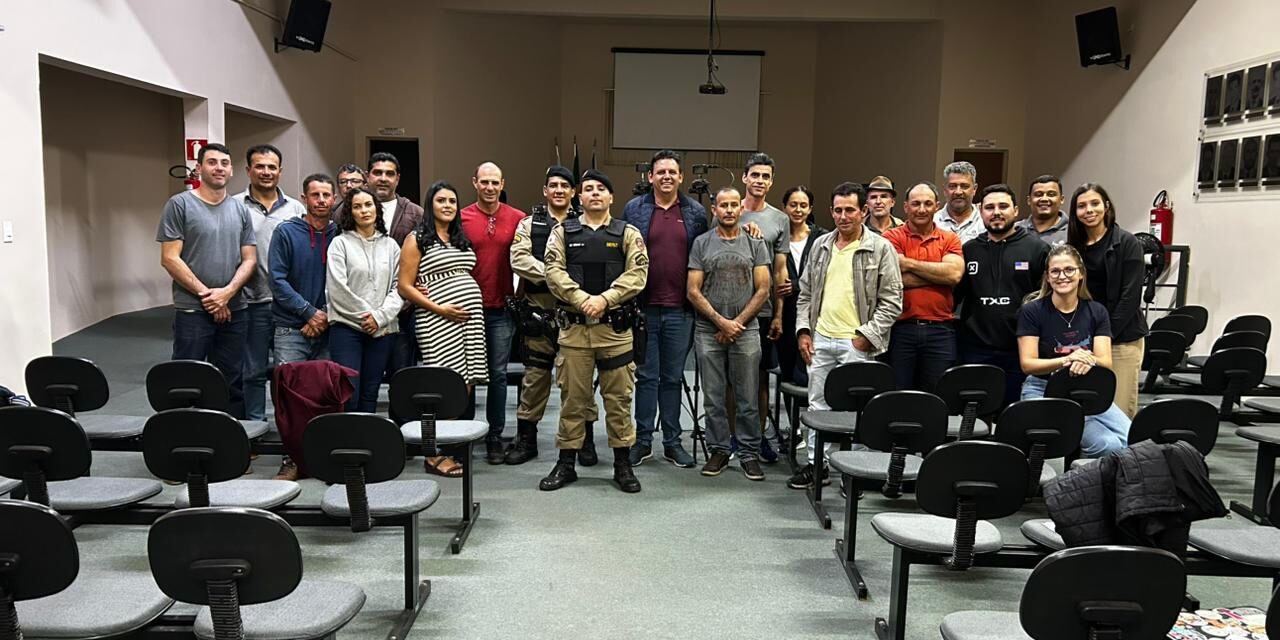 PMMG realiza reunião com cafeicultores, de Camacho