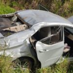 Bombeiros prestam socorro em acidente de capotamento na BR-354, em Bambuí