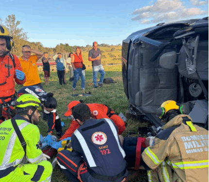 Homem morre e quatro pessoas ficam feridas após capotamento na BR-381