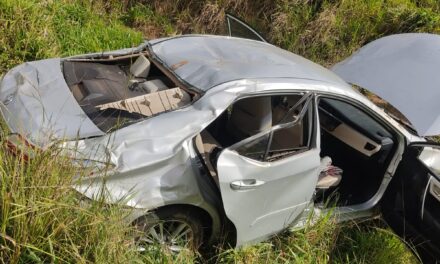 Bombeiros prestam socorro em acidente de capotamento na BR-354, em Bambuí