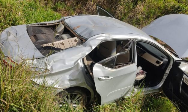 Bombeiros prestam socorro em acidente de capotamento na BR-354, em Bambuí